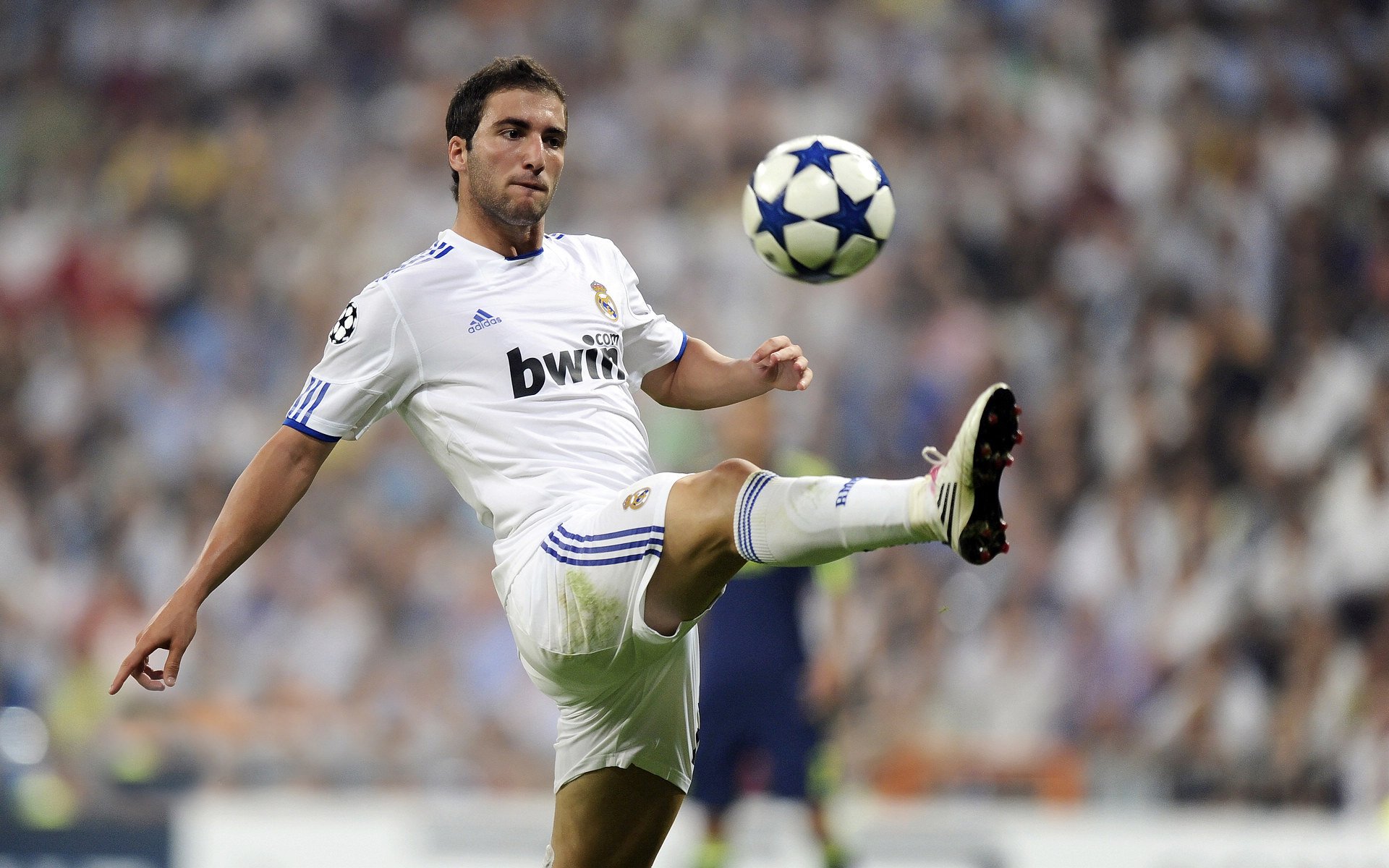 詹姆斯连续七场比赛得分超过势不可挡,MAD挑战极限!